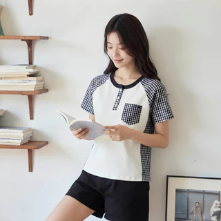 Glucoat | [A900] เสื้อยืดแขนสั้นสีขาว ลายสก็อตแต่งกระเป๋า กระดุมหน้าใช้งานได้จริง