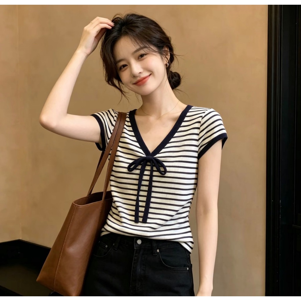 เสื้อยืดแขนสั้นสไตล์อเมริกันเกรดพรีเมียมสำหรับผู้หญิง – คอวีดีไซน์เก๋พร้อมดีเทลผูกโบว์ ลายทางขาว-ดำ เสื้อที่เหมาะกับลุคใ
