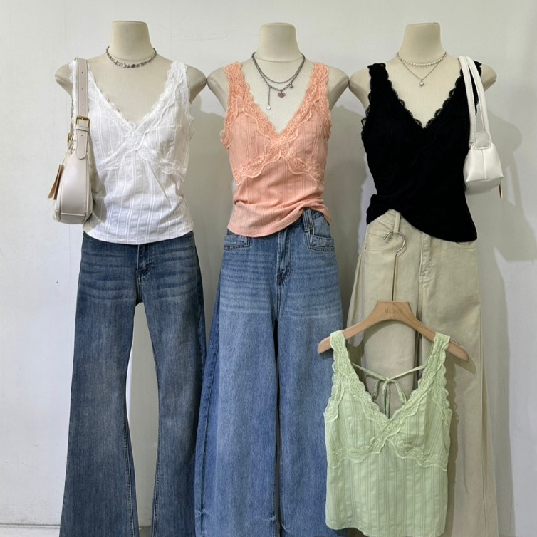 M2278 เสื้อสายเดี่ยวลูกไม้สุดละมุน ทรงคอวีช่วยให้ช่วงคอดูเรียวสวย ผ้าร่องเนื้อดีใส่สบาย ไม่อึดอัด มีดีเทลผูกหลังน่ารักๆ