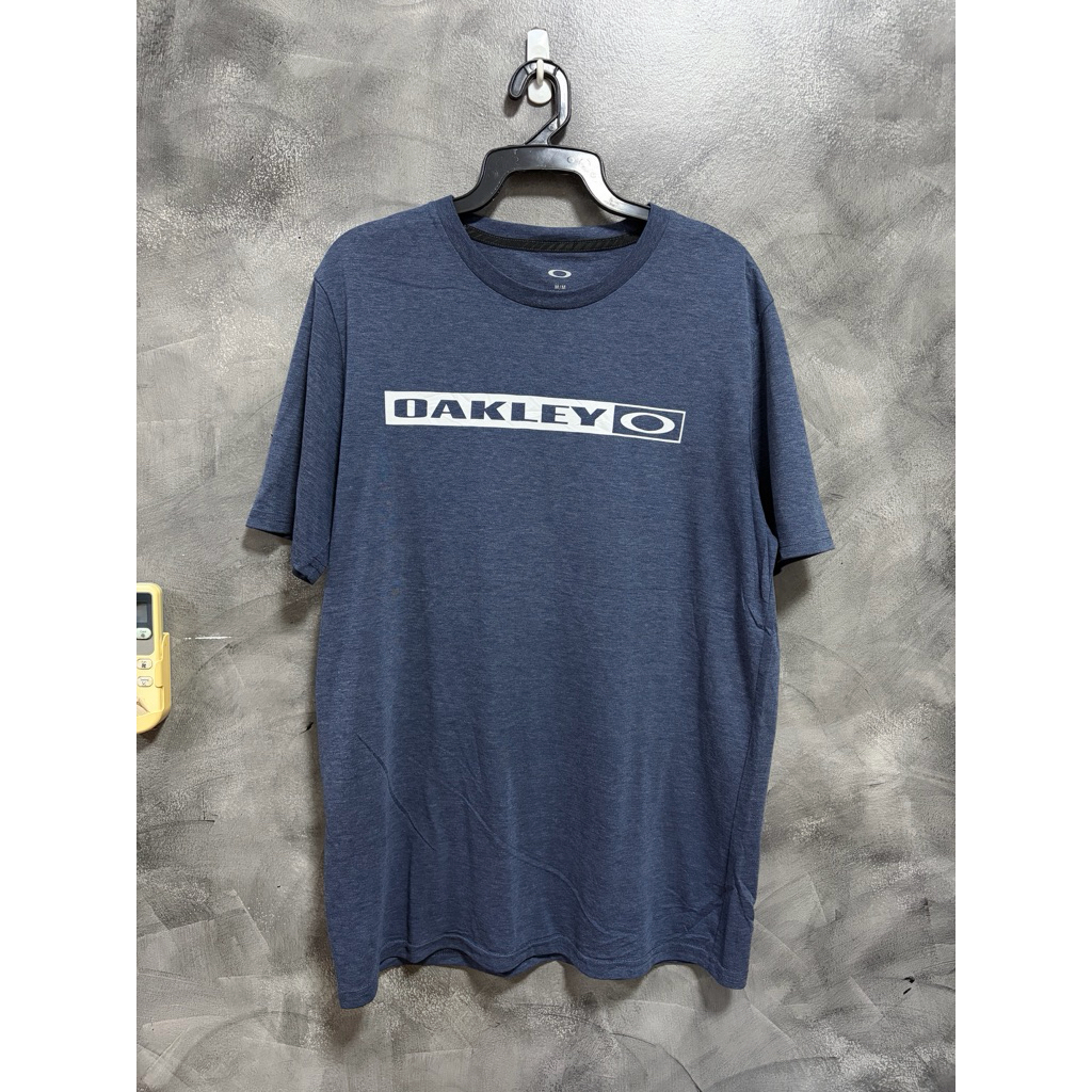 เสื้อยืดแขนสั้นแบรนด์ Oakley เนื้อผ้าบาง ๆ นิ่ม ๆ สภาพดี ไม่มีตำหนิ