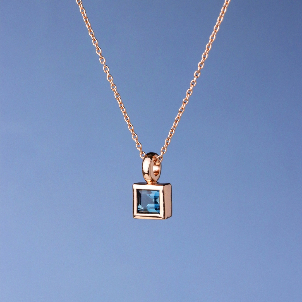 LUCYSUMMER قلادة Square Signature بحجر كريم