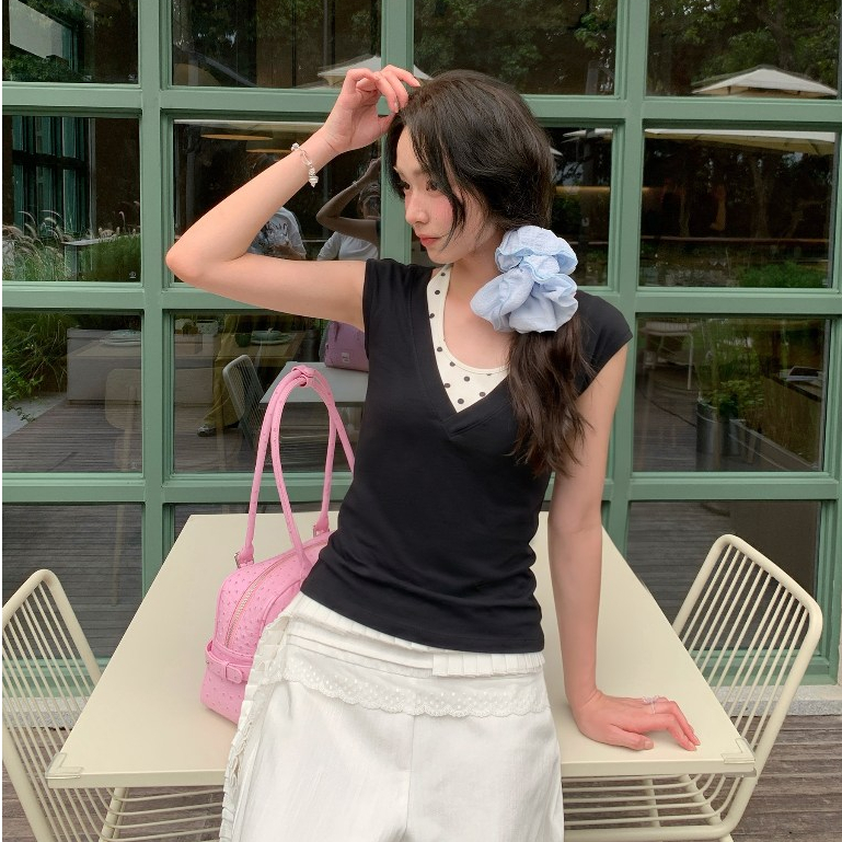 (พร้อมส่ง) Clothestoryy - (เซ็ต2ชิ้น) Dot Crush Layer Tee 🖤🤍 เสื้อแขนสั้นคอวี + เสื้อคล้องคอลายจุด