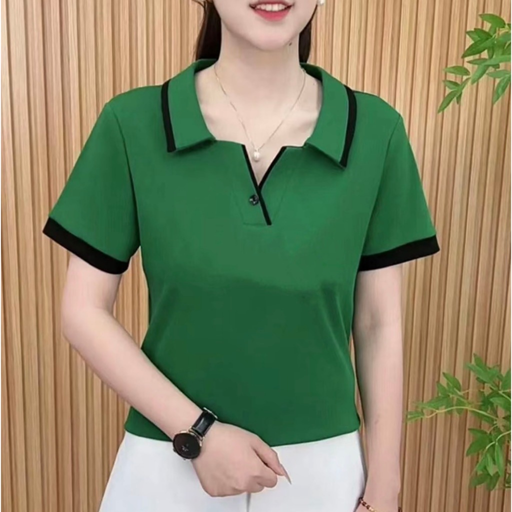 เสื้อโปโลแขนสั้นสำหรับผู้หญิงที่เปี่ยมด้วยความโดดเด่นและมีสไตล์ มาพร้อมดีไซน์แบบคัลเลอร์บล็อก (color-block) ที่ดูดีมีระด