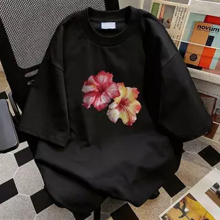 BOOM [COD] เสื้อยืดโอเวอร์ไซซ์ผู้หญิง ผ้านุ่มหนาลายพิมพ์ดอกชบาสีสัน แฟชั่นสไตล์เกาหลี