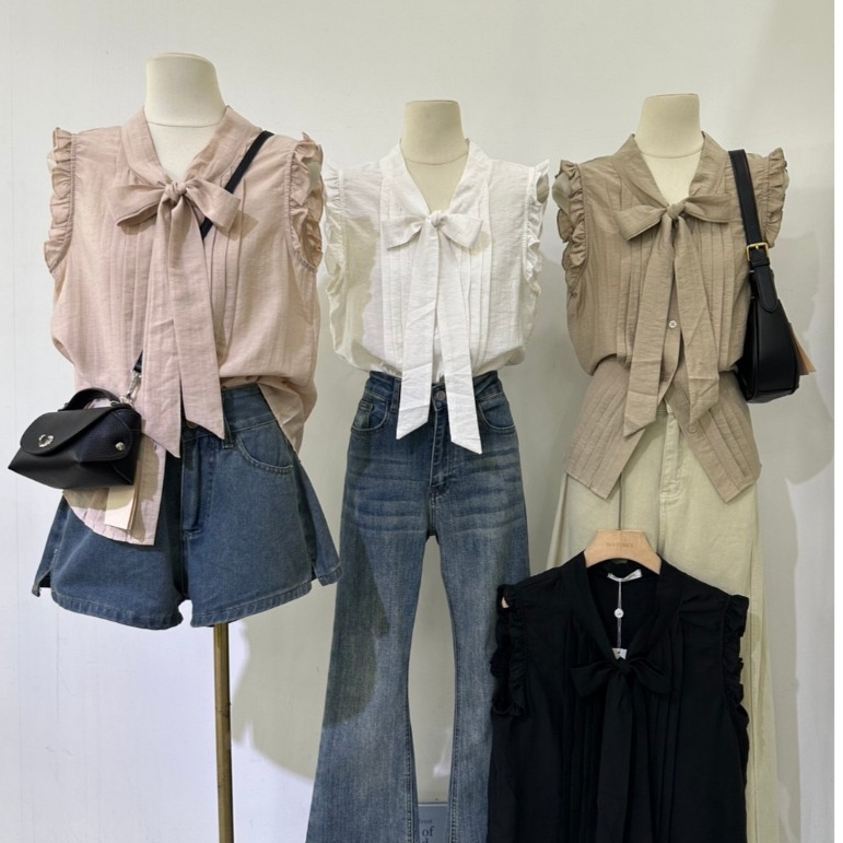 M2306 เสื้อแขนกุดคอปกแต่งระบายสุดคิ้วท์ รุ่นนี้ดีเทลแน่นมาก มาพร้อมสายผูกโบว์ตรงอกและงานจับจีบพลีทด้านหน้า