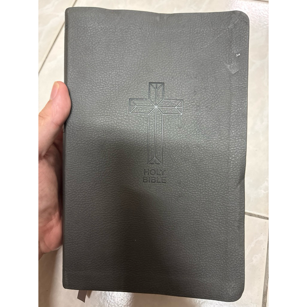 Holy Bible New King James Version (NKJV) มือสองสภาพอ่าน