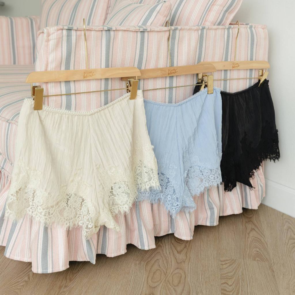 Kimmame - กางเกง รุ่น Marigold Satin Lace Shorts 3 สี - สีจริงดูใน Vdo