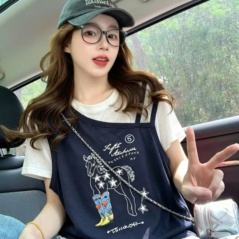 เสื้อยืดแขนสั้นที่โดดเด่นด้วยดีไซน์แบบสองชั้นและงานปักอันมีเสน่ห์ ตัดเย็บจากผ้าเจอร์ซีย์เนื้อบางเบาที่ให้สัมผัสคล้ายกระด
