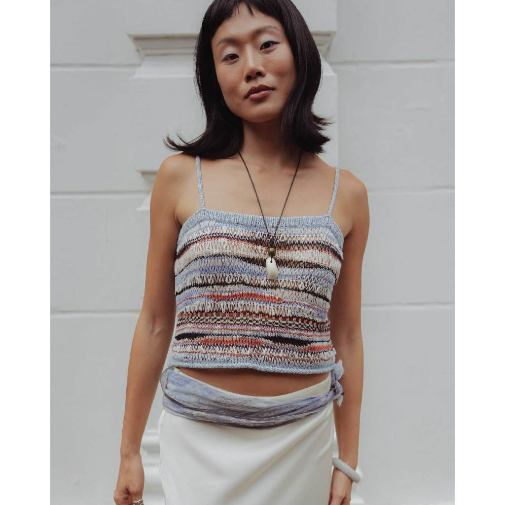 knitCircle - Fusilli Camisole  เสื้อสายเดี่ยวไหมพรมทรงพอดีตัว ปรับความยาวสายได้ ดีไซน์ลายทางแนวนอนสลับสี มีเท็กซ์เจอร์