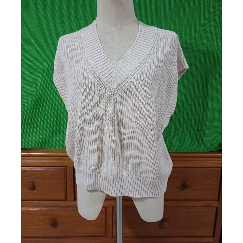 H&M เสื้อกั๊กสีครีม คอวี เอวจั๊ม ผ้าไหมผ้าถักอก 38 เอว 44 สะโพก 36 ถึง 50 งานมือสอง a520