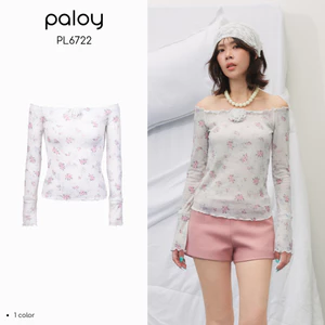 Paloy - PL6722 Flora Top เสื้อปาดไหล่ ติดดอกคามิเลียกลางออก ผ้าพิมพ์ลายดอก (Around The Corner)