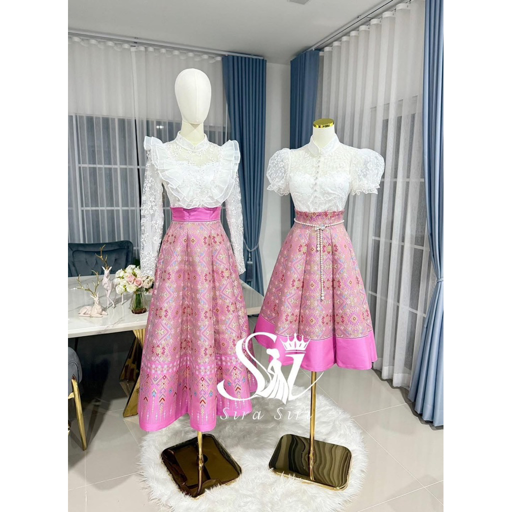 Sira Siri ชุดไทยเสื้อลูกไม้ปักลายยกนูนหรูหรา ใส่กับกระโปรงทรงสวิง ทอลายแพรวากาฬสินธุ์สีชมพูนม สีหวาน ละมุนมากๆจ้า ราคา ถูกที่สุด ดีลบีเคเค รูปภาพหลัก