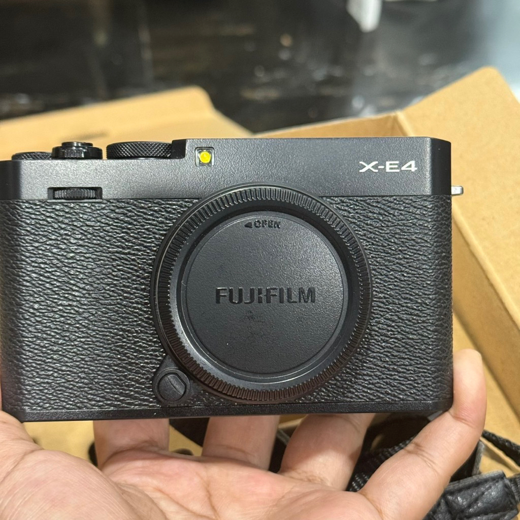 กล้อง  fuji xe-4 บอดี้ครบกล่อง