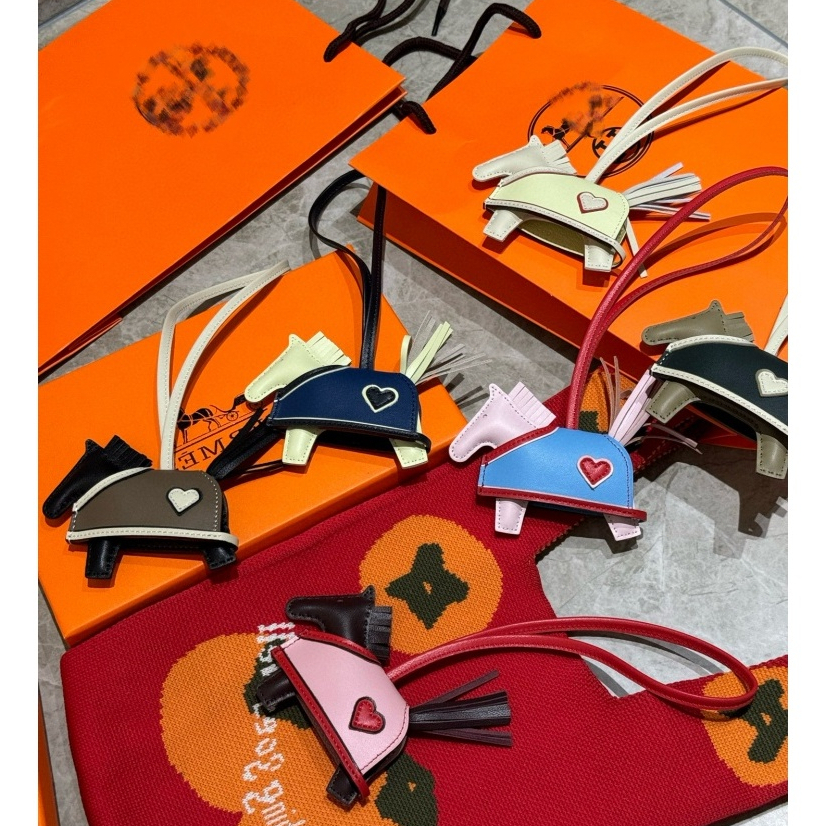 Pre order ราคา2200 HS Hand-Sewn ที่​ห้อย​กระเป๋า พวงกุญแจ หนังแกะ