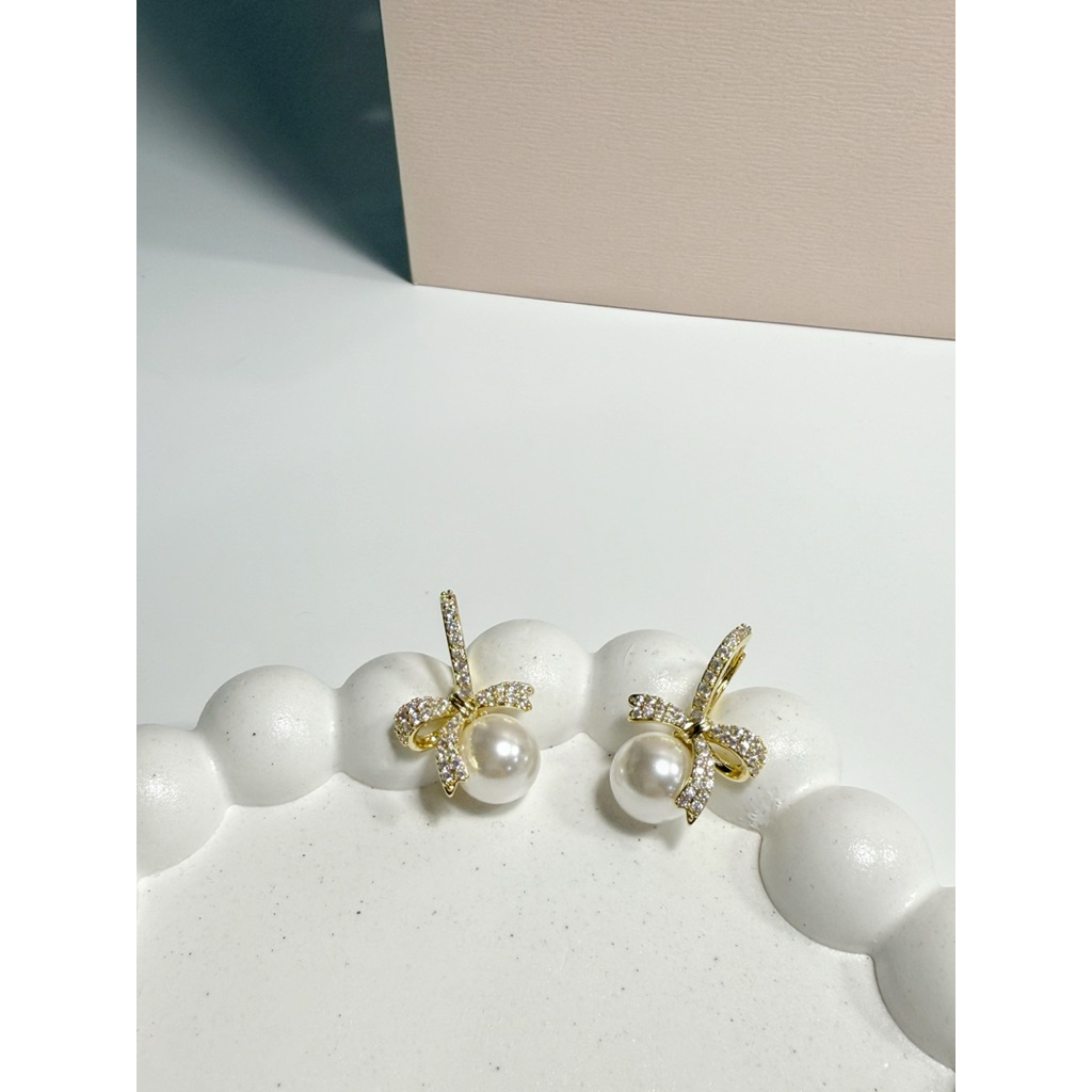 Claire&Kos - Halo Bow Pearl ต่างหูห่วงมุก-โบว์คริสตัล