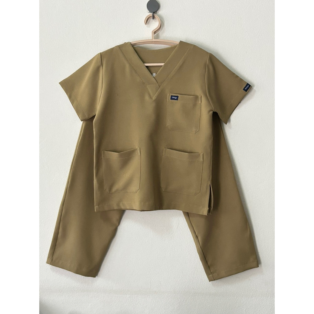 New color🫒Dsign scrub ชุดสครับคอวี unisex สี Olive green รุ่น Colorful’s Collection