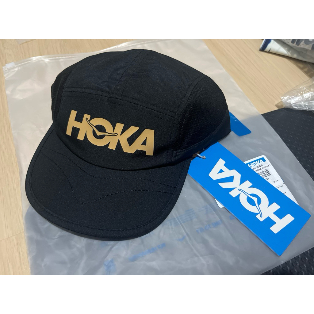 HOKA RUN HAT Unisex หมวกวิ่ง ปีกกึ่งแข็งกึ่งอ่อน สีดำ