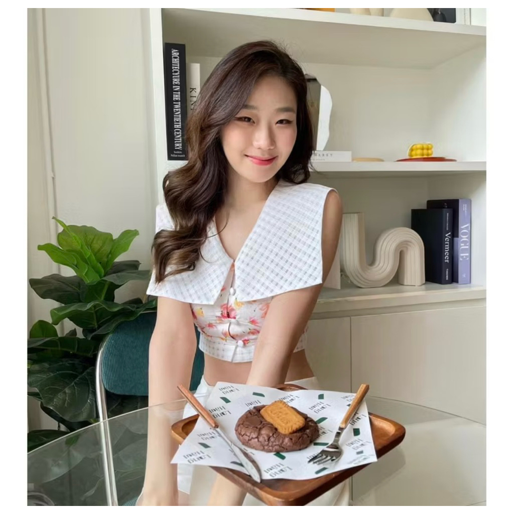 ส่งต่อเสื้อไอริน Tulla.more size.s ดีเทลคอเหลี่ยม ปักโลโก้ Tm. สวยแพงมากกกก