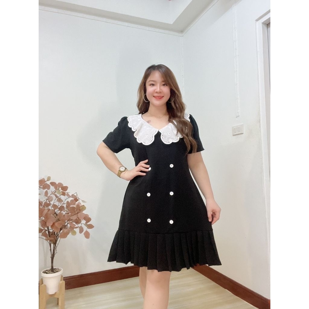 New ชุดเดรสสาวอวบ ผ้าวูลเวฟปกผ้าลูกไม้สีขาวแต่งกระดุมด้านหน้าชายกระโปรงพลีทรอบสม็อคเอวด้านหลังขนาดฟรีไซส์รอบอก40-47นิ้ว