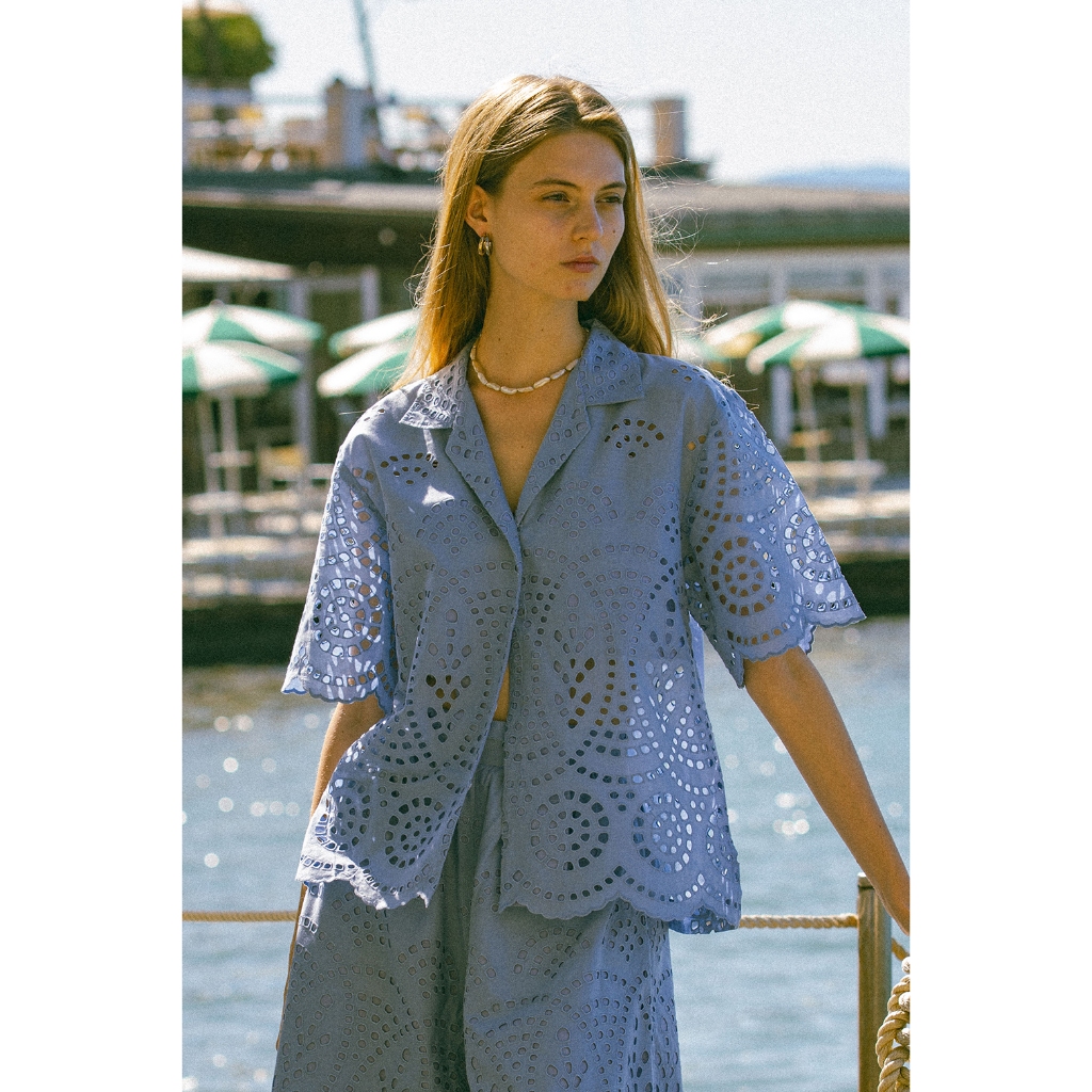 (พร้อมส่ง) Perana เสื้อเชิ้ตลูกไม้ (oversized) Lina Shirt สีฟ้า (Blue)
