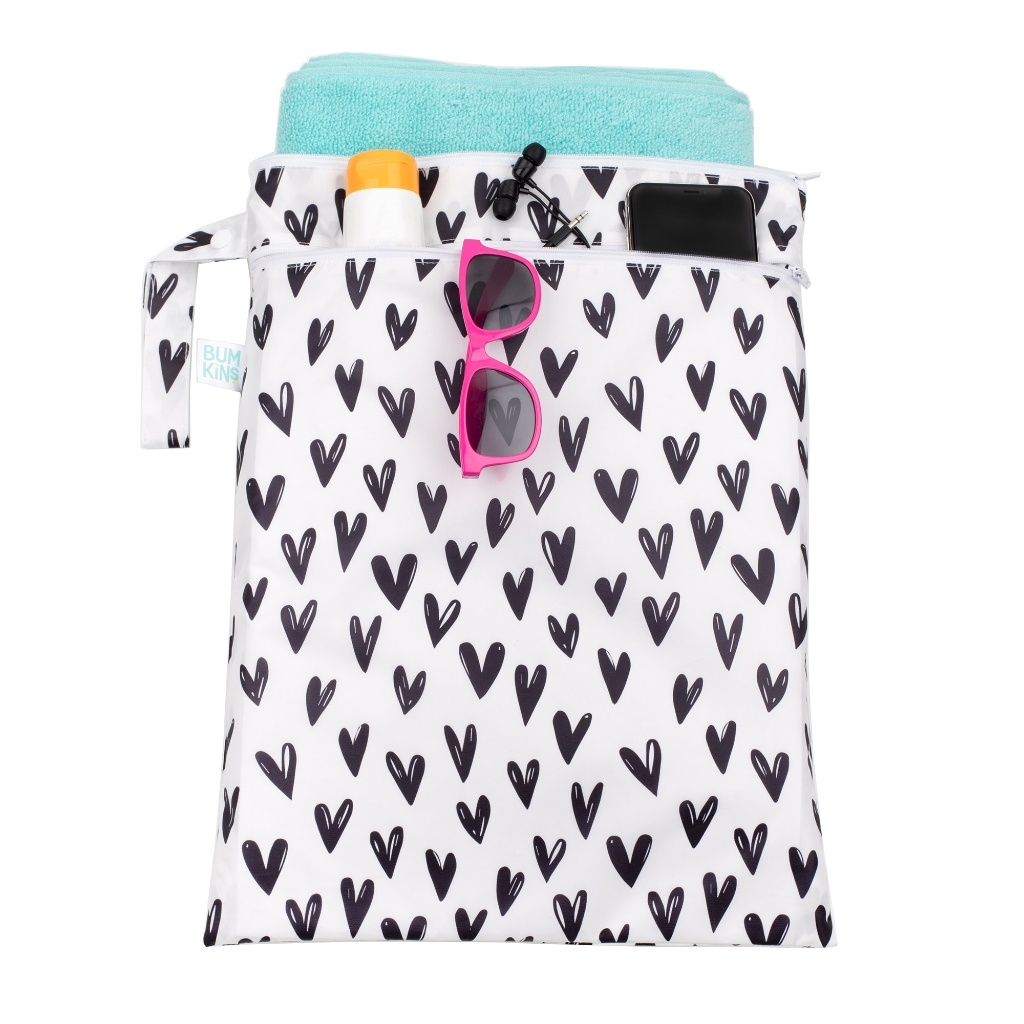 Bumkins กระเป๋าใส่ผ้าเปียก รุ่น Wet/Dry Bag ลาย Hearts สินค้าลิขสิทธิ์แท้ 100% จาก Bumkins Thailand
