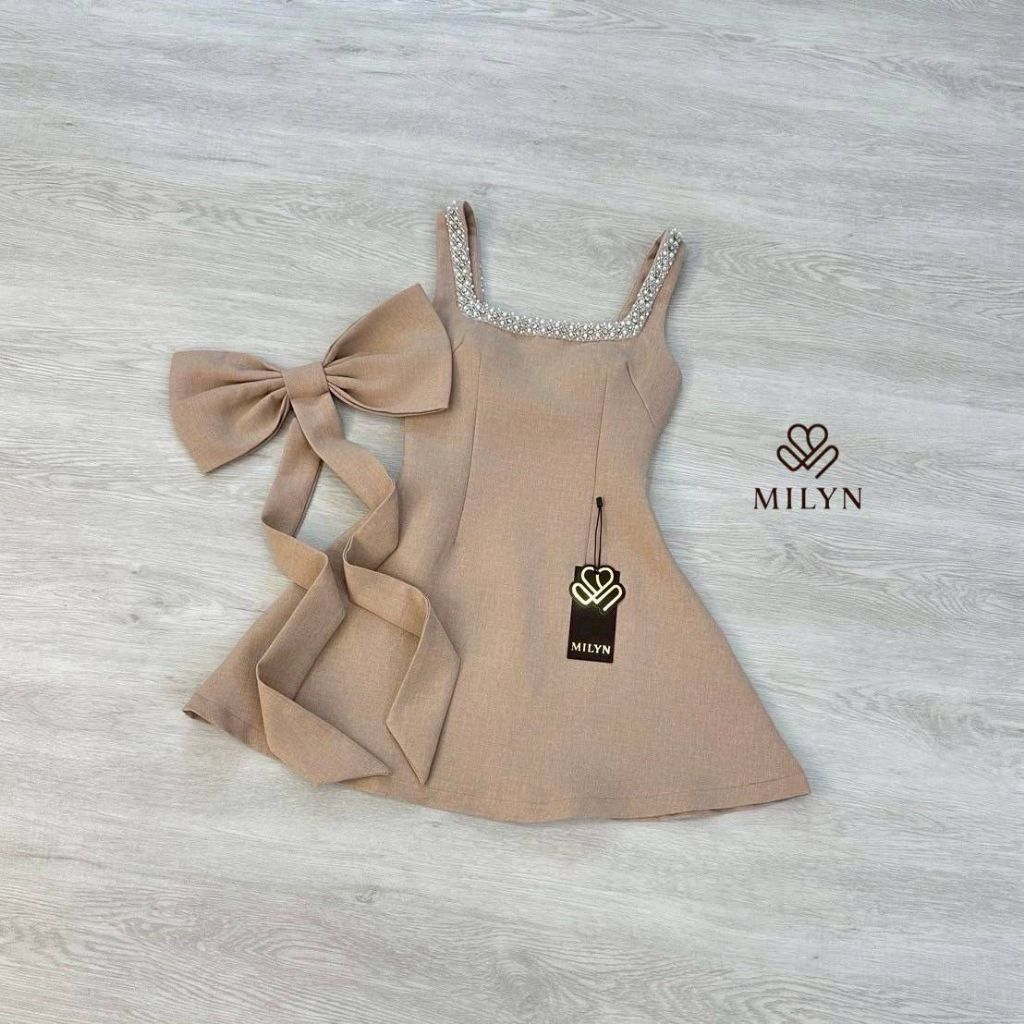 Milyn มินิเดรสตัวเดรสแขนกุดแต่งอะไหล่เพชรขอบชุดช่วงอกเชื่อมไปด้านหลัง และมีอะไหล่โบว์ใหญ่ - รูปที่ 2