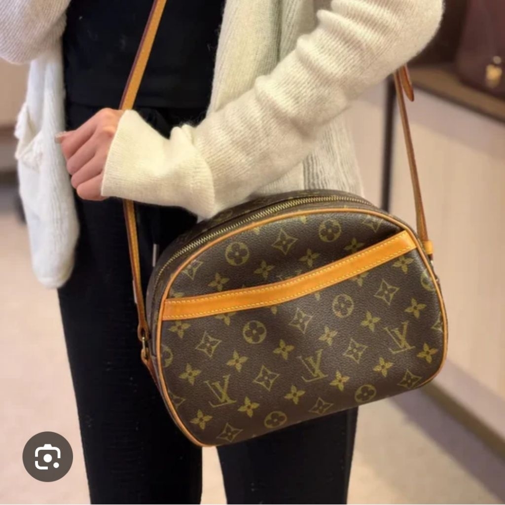กระเป๋า"Lv Blois Crossbody Bag👜"งานตู้ญี่ปุ่น"เป็นสินค้ามือสอง✅"วัสดุ=หนังแท้✅"ขนาด=10นิ้ว✅"สินค้า=ว