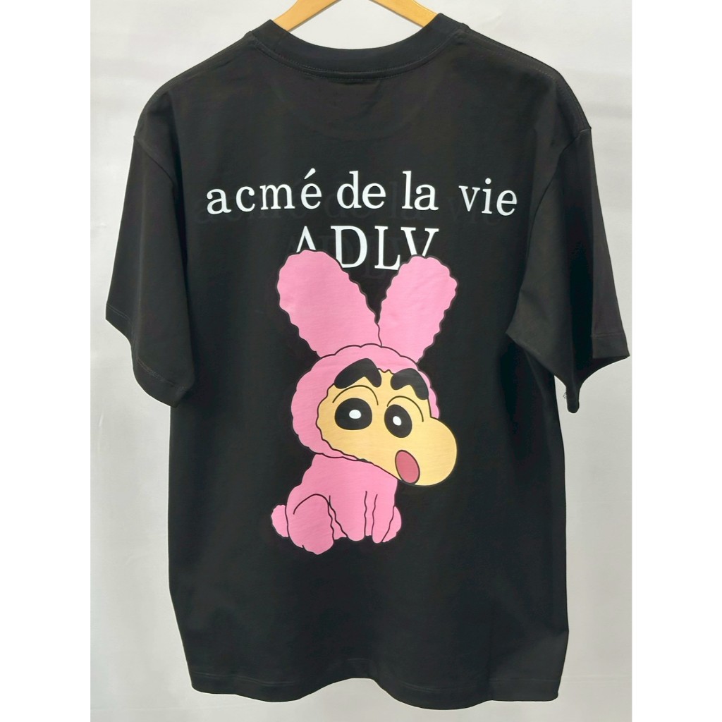 เสื้อยืด ADLV x ShinChan ADLV New  collection 2025 ทรงโอเวอร์ไซส์ ใส่ได้ทั้งหญิง/ชาย พร้อมส่งในไทย