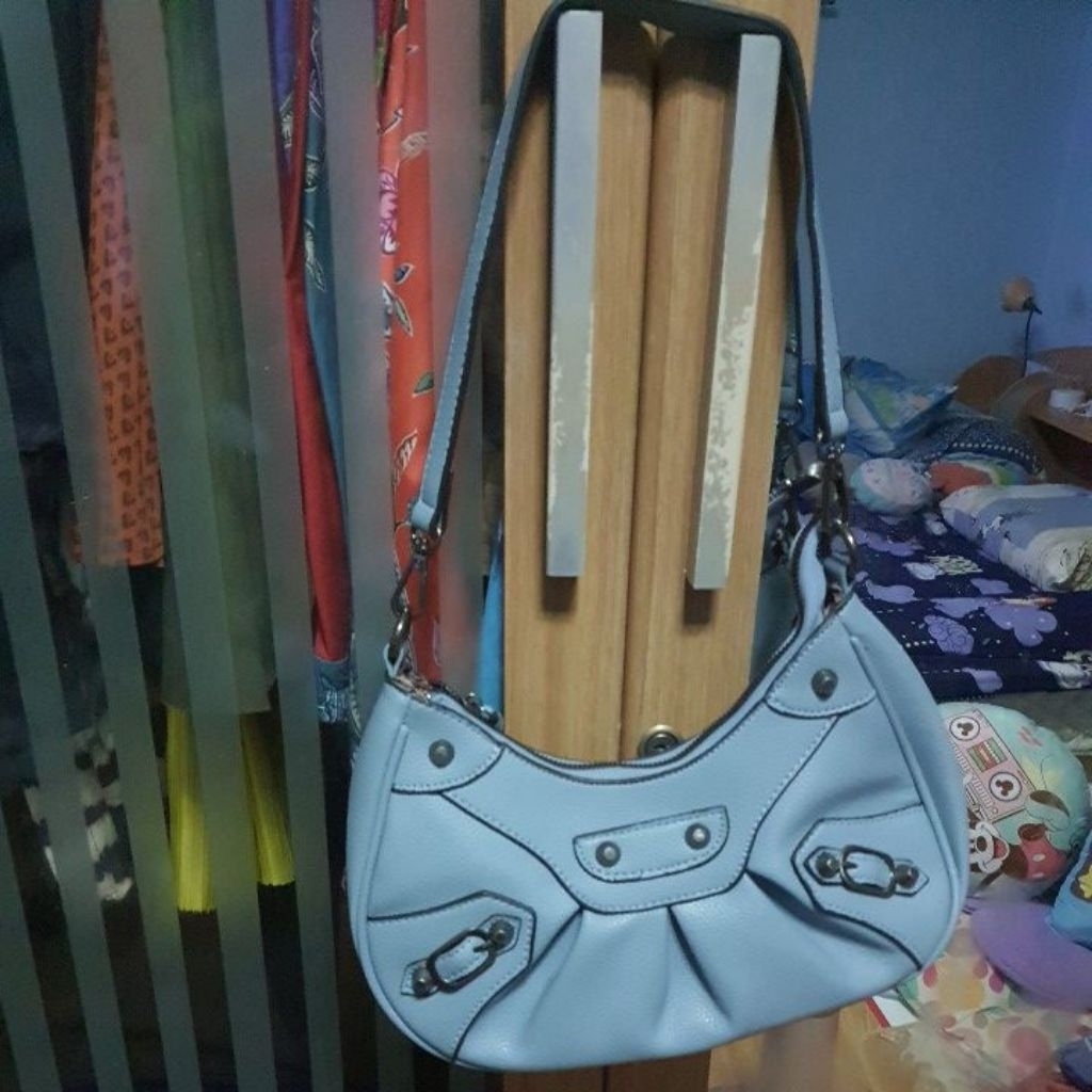 กระเป๋าสะพาย Montana West สีฟ้า Used