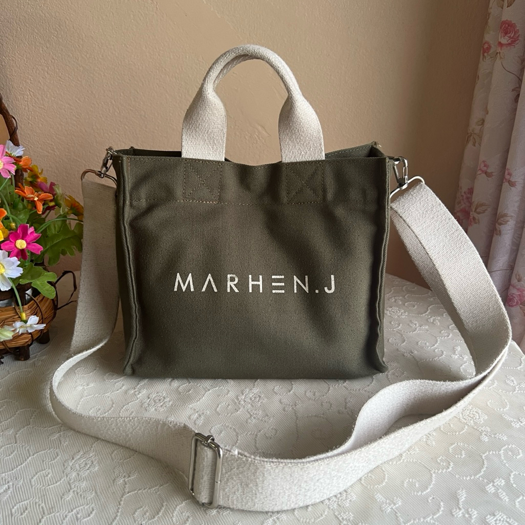 Marhen.J แท้💯 สะพายข้างงานผ้าแคนวาส สีเขียวขี้ม้า สภาพดีสายยาวเดิม ซับในสะอาดมีรองฐาน ขนาด 9x5x7.5 น