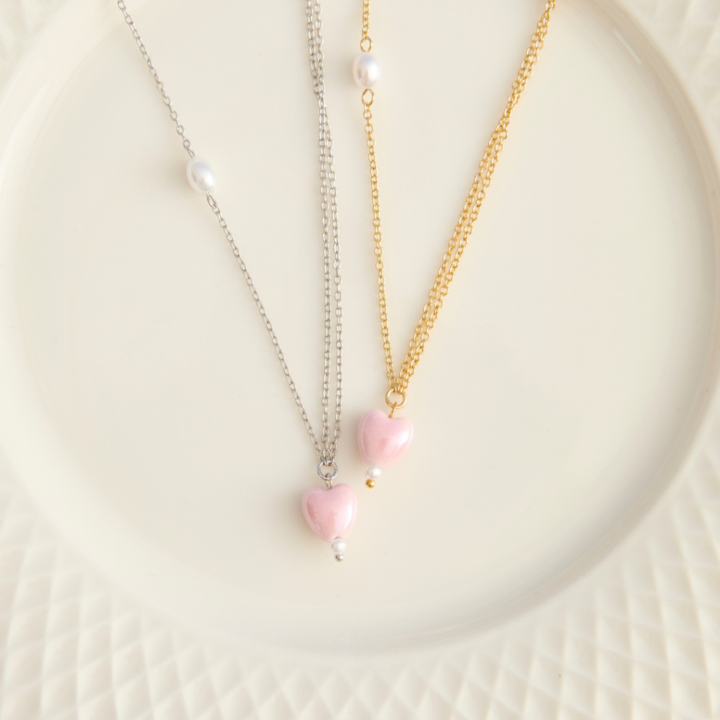 Petite Cherie Blush Necklace สร้อยคอห้อยชาร์มหัวใจสีชมพู