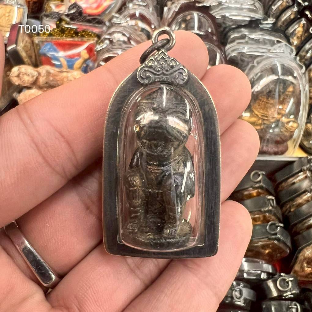 พญาหนุมานนั่งจับเข่า หลวงพ่อสุ่น วัดศาลากุน เลี่ยมกรอบเลสแบบโบราณ"พระบ้านรวมๆสวยๆวัดใจ"