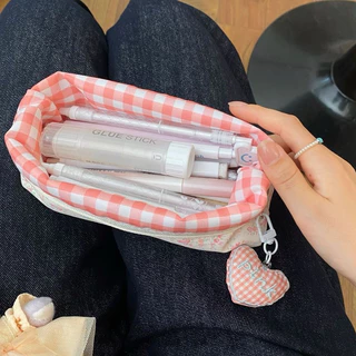 ส่งด่วน GUCSELECTED(B2502) กระเป๋าใส่ดินสอ-จัดระเบียบเครื่องสำอางค์+แถมที่ห้อยหัวใจ ลายดอกไม้โบว์