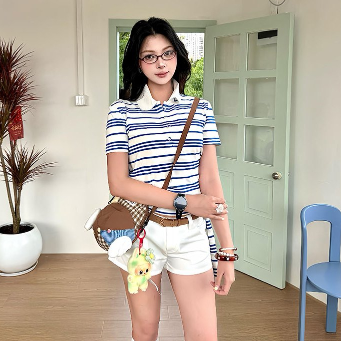 เสื้อแขนสั้น เสื้อคอV ลายทาง เอวลอย ทรงเข้ารูป มีกระดุมในหน้าอก #020405