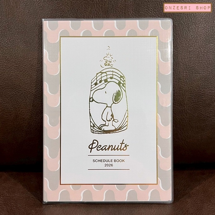 สมุด 2026 Schedule Book เล่มกลาง B6 ลาย Snoopy Music สีพีชเทา ลายทอง ขนาด 13.2 x 18.8 x 0.6 ซม. (64 