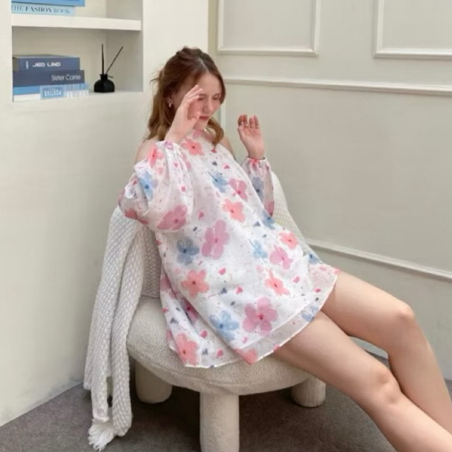 เสื้อเว้าไหล่แขนยาวแบรนด์ Guapa Bkk ลายดอกไม้