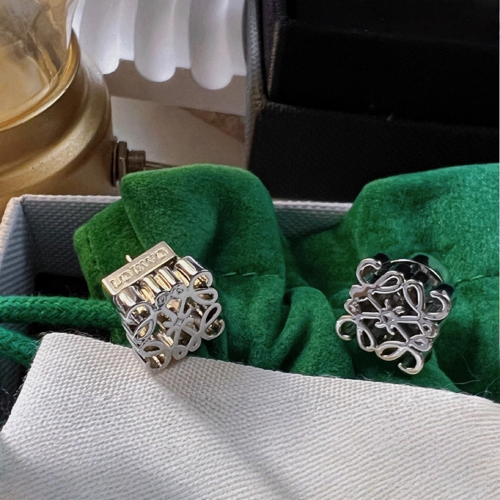 stud earrings Lowe ต่างหูแป้น โลโก้ lowe งานไฮเอ็นท์