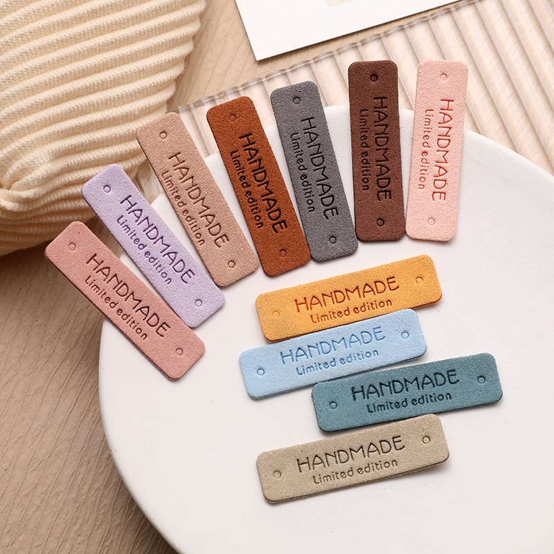 ป้ายหนัง พิมพ์ Handmade แนวนอน วัสดุไมโครไฟเบอร์กำมะหยี่ ขนาด 1.5 x 5 ซม สั่งขั้นต่ำ 4 ชิ้น