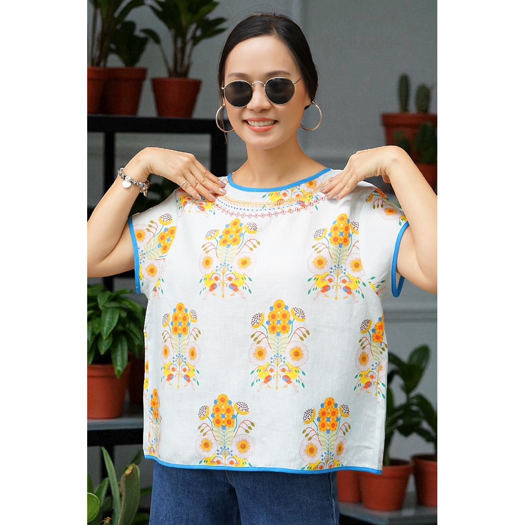 5th Jan เสื้อคอกลม แขนสั้น ปักรอบคอด้านหน้า แต่งกุ๊นคอ ปลายแขน และชายเสื้อ ด้านหลังป้าย ผ้าลินินแท้ 