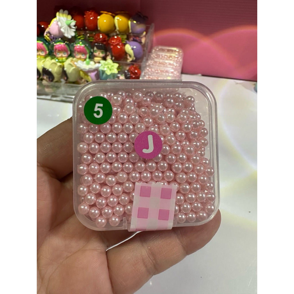 J 1 -J100 ลูกปัดไข่มุกเทียม ABS พลาสติก ขนาด 4มิล 1กล่อง ตกแต่งยาดม งานdiy  20กรัม