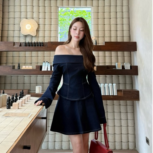 MOTTOM - ELIZABETH Off-shoulder Long Sleeve Denim Top in Washed Dark Blue