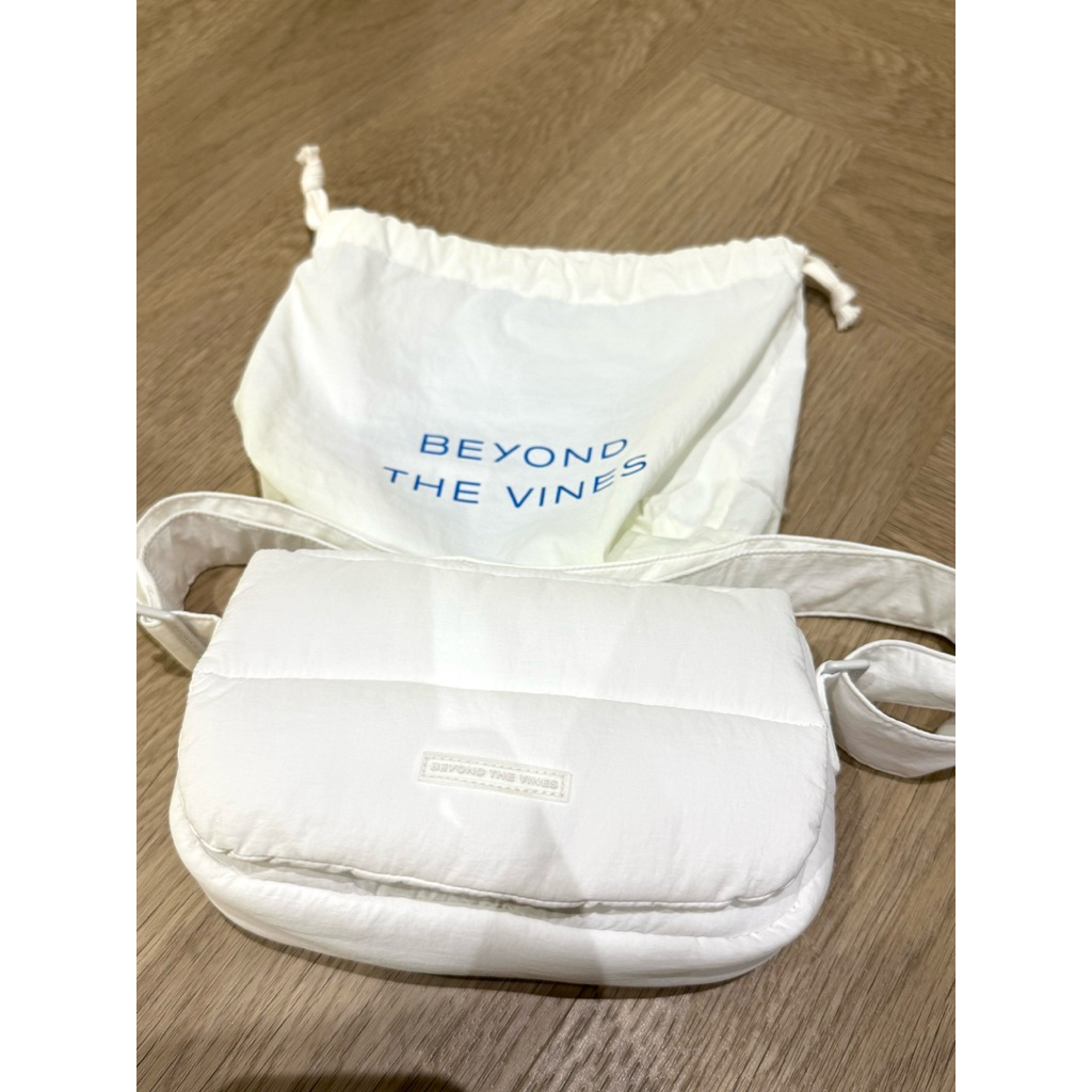Beyond The Vines pocket poofy bag สีขาว