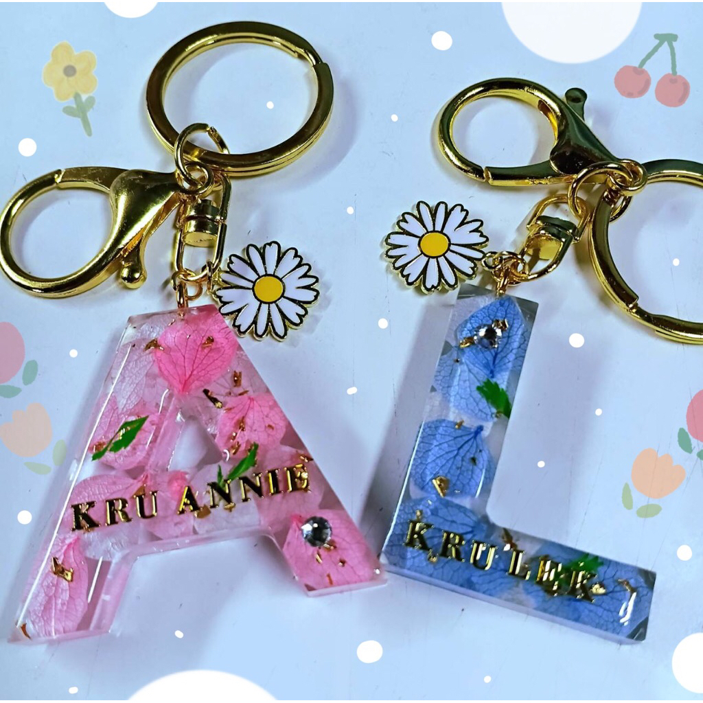 พวงกุญแจตัวอักษรเรซิ่น เรซิ่นติดชื่อ ของขวัญน่ารักๆ🎁🌼
