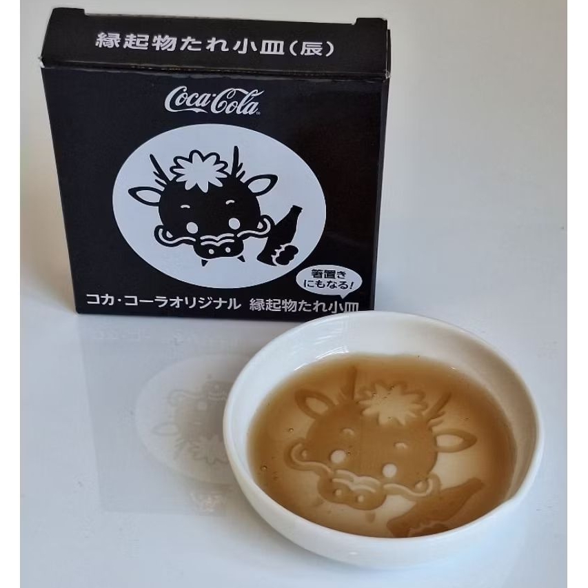 จานโชยุ Coca-Cola ลายมังกรนำโชค (ของสะสมญี่ปุ่น) เหมาะสำหรับเป็นของสะสมหรือของขวัญสำหรับคนรัก Coca-C