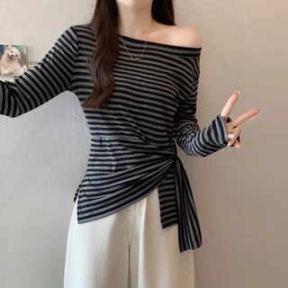 เสื้อยืดผู้หญิงแขนยาวสีดำลายทาง คอเอียงเปิดไหล่ มีสายผูก รุ่นใหม่ 2025 ทรงเข้ารูป พรางหุ่น แมทช์ง่าย