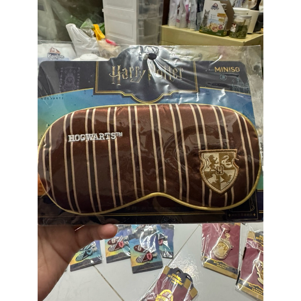 ผ้าปิดตา ลายตราบ้านฮ๊อกว๊อก harry potter ของแท้จากช๊อป พร้อมส่งคะ