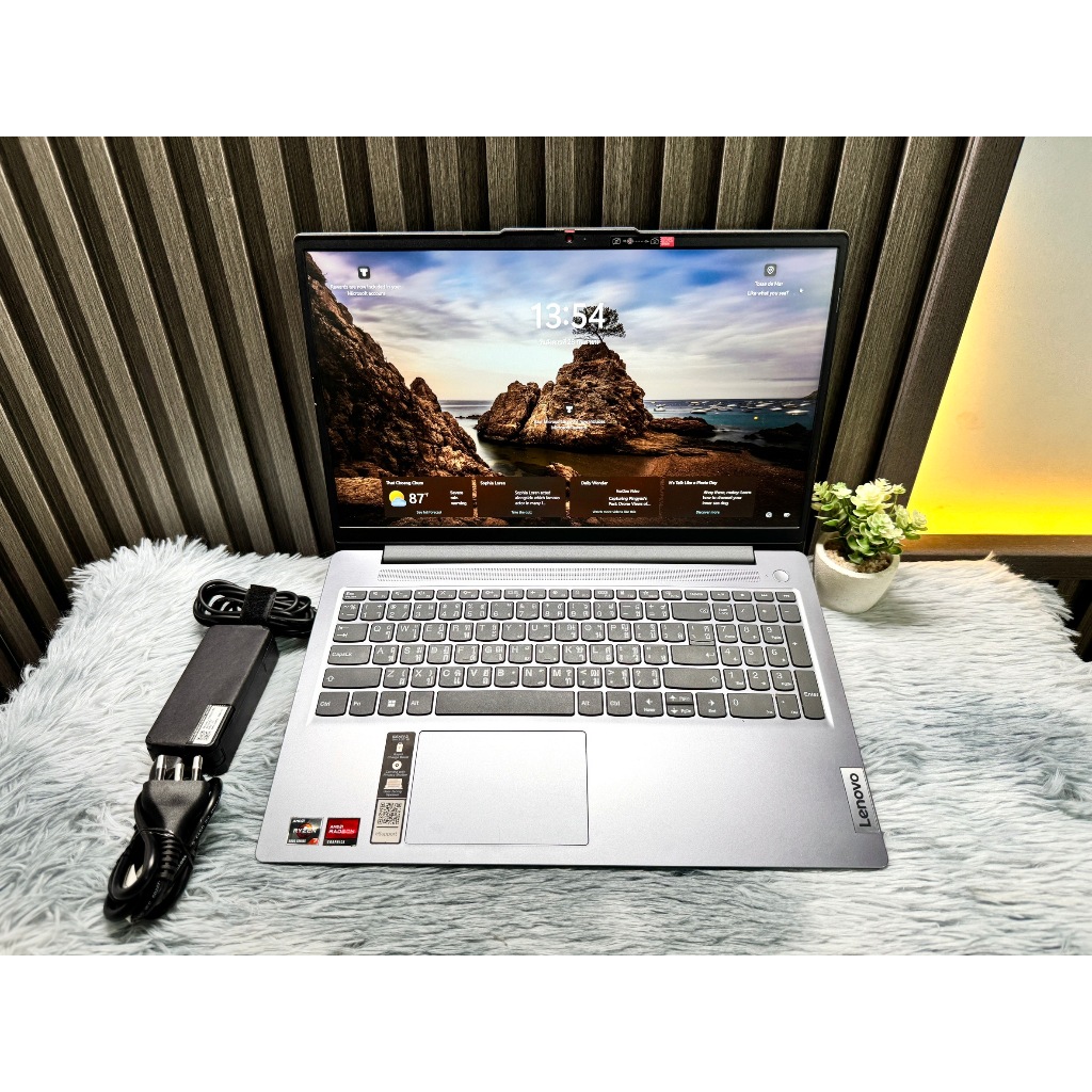 โน๊ตบุ๊ค Lenovo IdeaPad Slim 3 15ABR8-82XM00R1TA