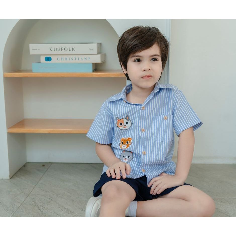 Kitten&Co: เสื้อเชิ้ตเด็กสีฟ้าลายทางปักแมว +กางเกงขาสั้นสีกรม (DB04)
