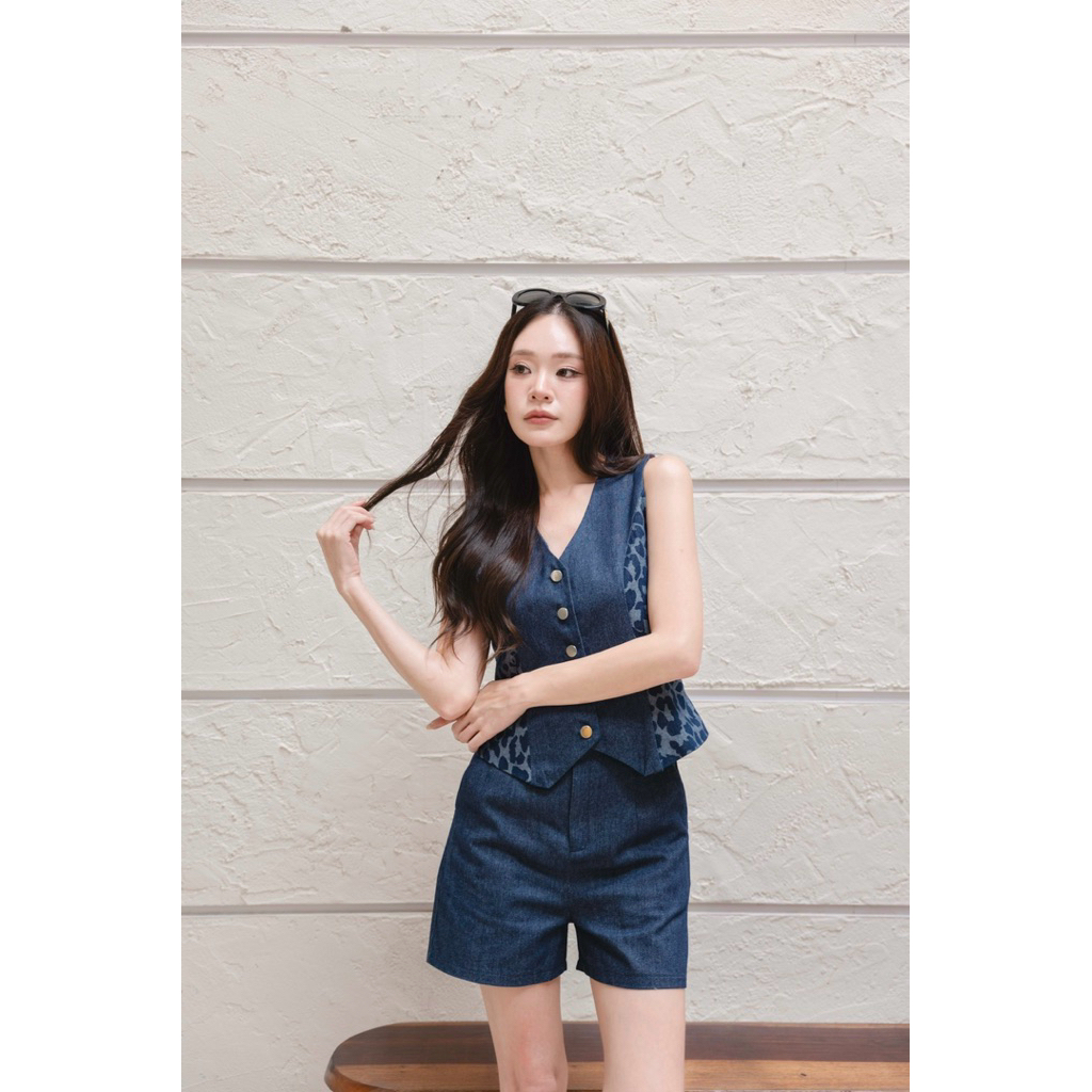 ร169 (ทิกเกอร์แขนกุด) ชุดคอวีขาสั้นแขนกุด