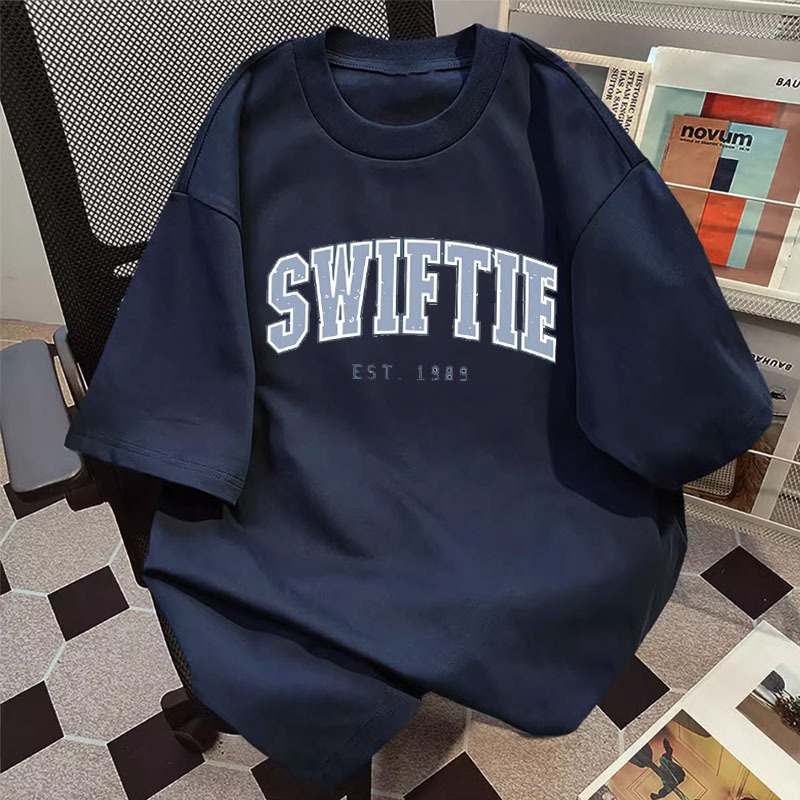 🌷Su.Tee🌷 เสื้อยืดเย็นเ สื้อยืด oversize รูปแบบถนน โคตรนุ่ม ผ้าคอตตอน ลาย "SWIFTIE" สินค้าใหม่ 2025